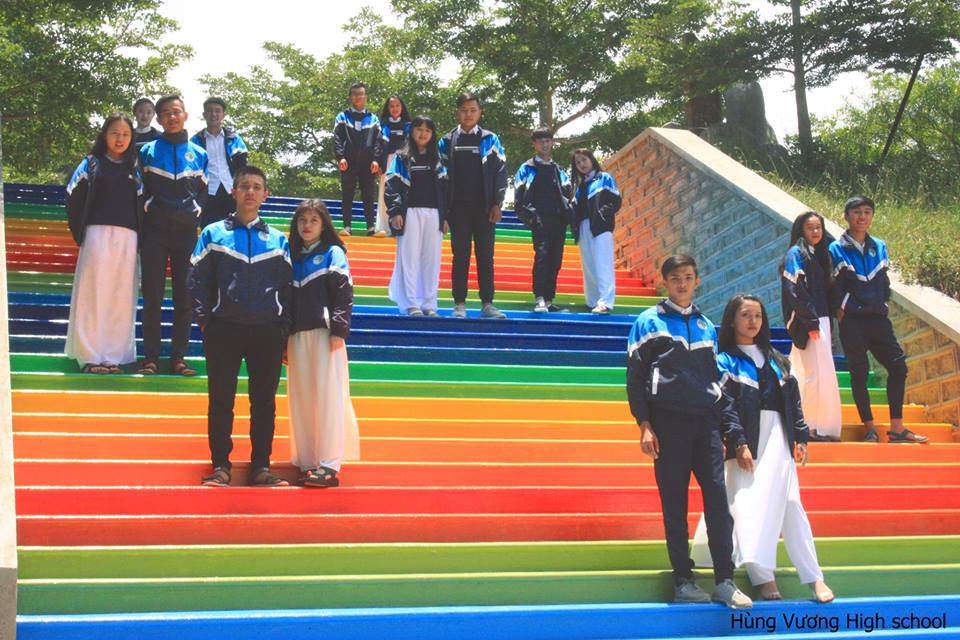 bi phat lao dong, hoc sinh lam dong son luon cau thang "cau vong" khien dan mang khen nuc no - 10