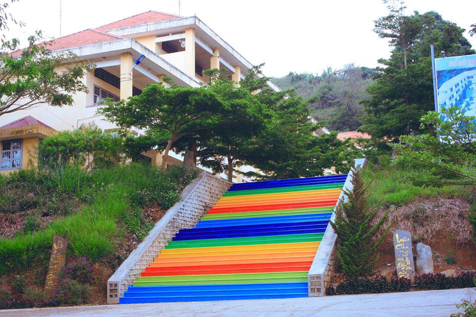 bi phat lao dong, hoc sinh lam dong son luon cau thang "cau vong" khien dan mang khen nuc no - 1