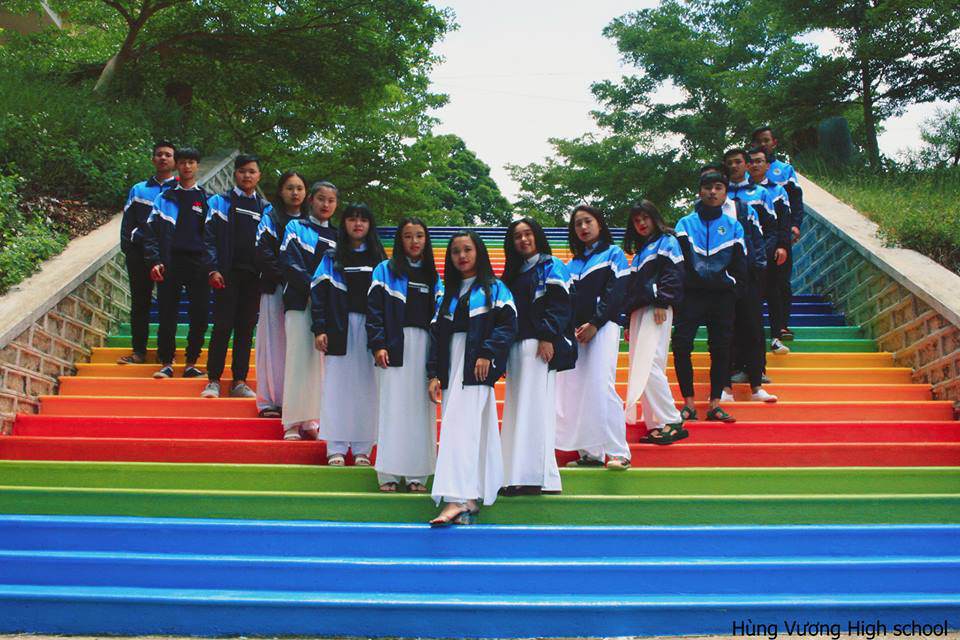 bi phat lao dong, hoc sinh lam dong son luon cau thang "cau vong" khien dan mang khen nuc no - 3