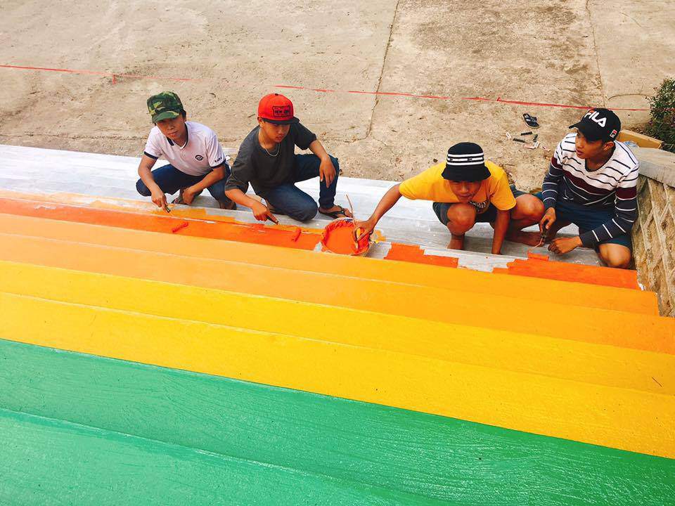 bi phat lao dong, hoc sinh lam dong son luon cau thang "cau vong" khien dan mang khen nuc no - 6