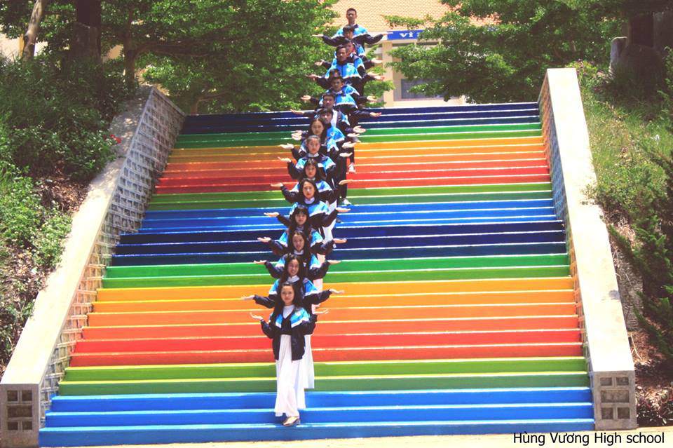 bi phat lao dong, hoc sinh lam dong son luon cau thang "cau vong" khien dan mang khen nuc no - 2