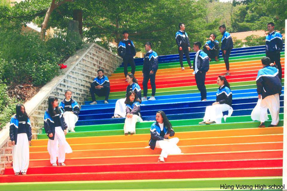 bi phat lao dong, hoc sinh lam dong son luon cau thang "cau vong" khien dan mang khen nuc no - 11