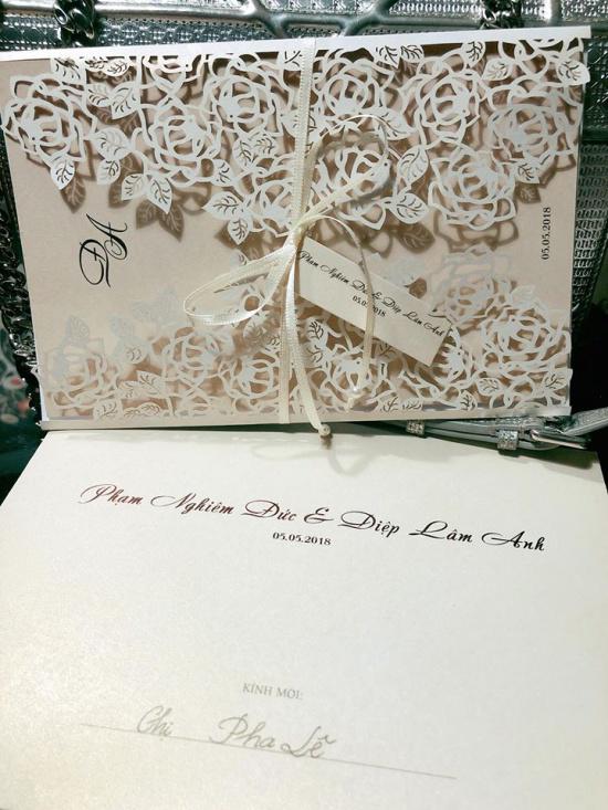 Cận cảnh thiệp cưới của Diệp Lâm Anh và bạn trai thiếu gia - 1