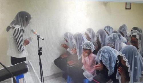 Tin tức 24h: Nữ sinh run rẩy kể lại giây phút tắm amp;#34;nước thánhamp;#34; của amp;#34;Hội thánh đức chúa trờiamp;#34; - 1