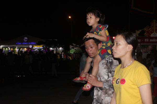 Du khách, trẻ nhỏ ngủ vạ vật ngoài trời trong đêm chờ khai mạc giỗ Tổ Hùng Vương - 1