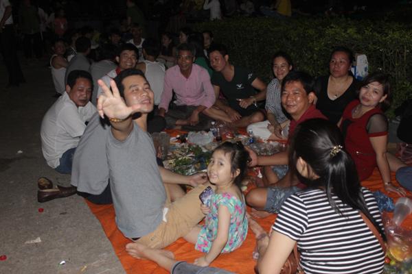 Du khách, trẻ nhỏ ngủ vạ vật ngoài trời trong đêm chờ khai mạc giỗ Tổ Hùng Vương - 10