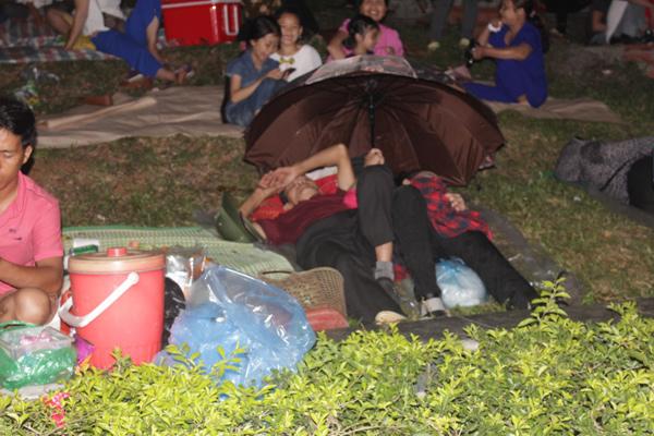 Du khách, trẻ nhỏ ngủ vạ vật ngoài trời trong đêm chờ khai mạc giỗ Tổ Hùng Vương - 11