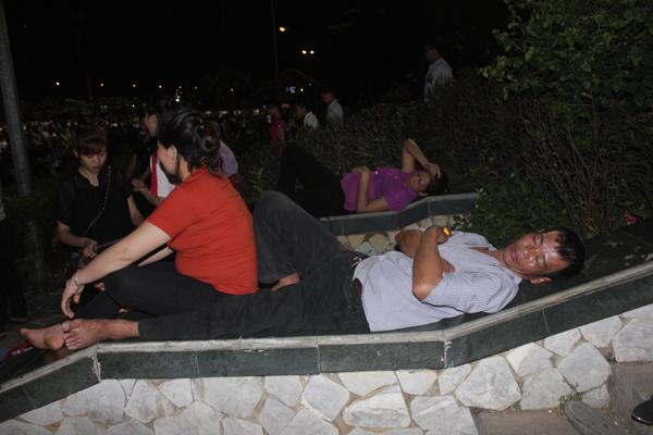 Du khách, trẻ nhỏ ngủ vạ vật ngoài trời trong đêm chờ khai mạc giỗ Tổ Hùng Vương - 13