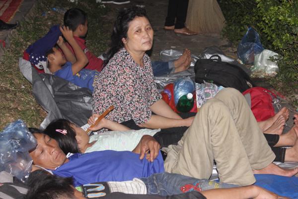 Du khách, trẻ nhỏ ngủ vạ vật ngoài trời trong đêm chờ khai mạc giỗ Tổ Hùng Vương - 14