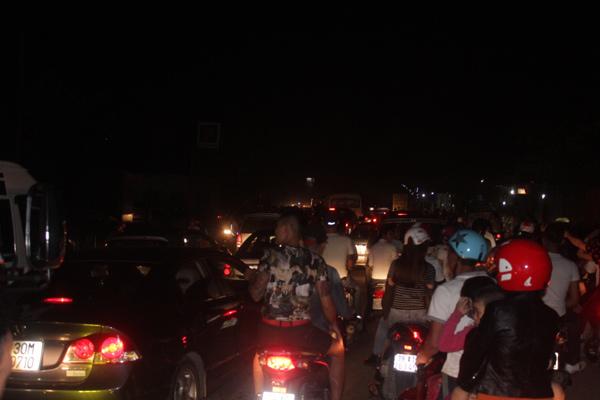 Du khách, trẻ nhỏ ngủ vạ vật ngoài trời trong đêm chờ khai mạc giỗ Tổ Hùng Vương - 2