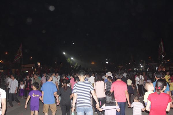 Du khách, trẻ nhỏ ngủ vạ vật ngoài trời trong đêm chờ khai mạc giỗ Tổ Hùng Vương - 3