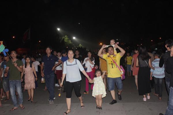 Du khách, trẻ nhỏ ngủ vạ vật ngoài trời trong đêm chờ khai mạc giỗ Tổ Hùng Vương - 4