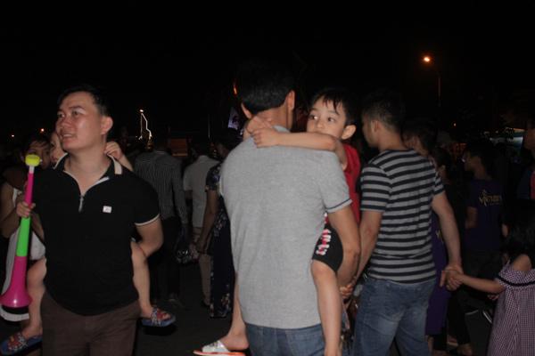 Du khách, trẻ nhỏ ngủ vạ vật ngoài trời trong đêm chờ khai mạc giỗ Tổ Hùng Vương - 5