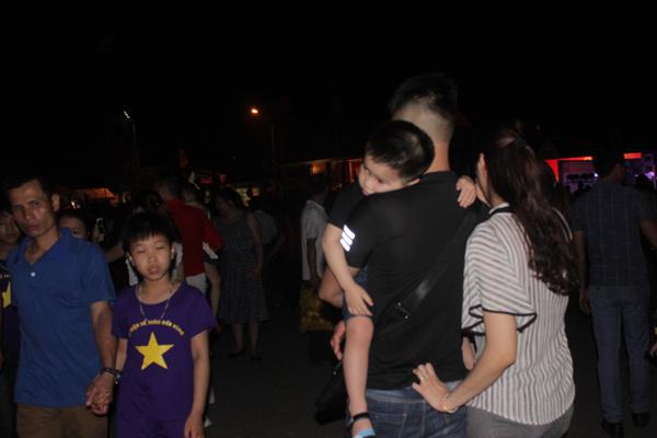 Du khách, trẻ nhỏ ngủ vạ vật ngoài trời trong đêm chờ khai mạc giỗ Tổ Hùng Vương - 6