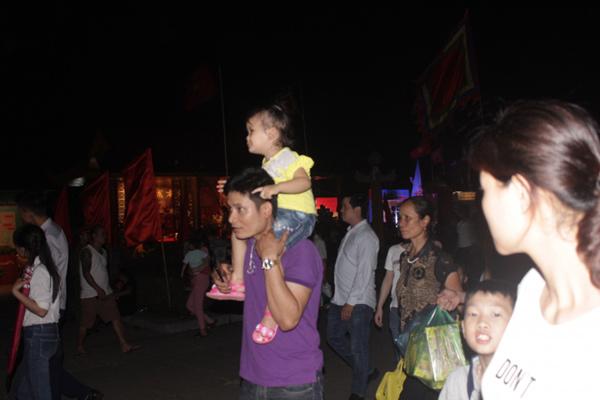 Du khách, trẻ nhỏ ngủ vạ vật ngoài trời trong đêm chờ khai mạc giỗ Tổ Hùng Vương - 7