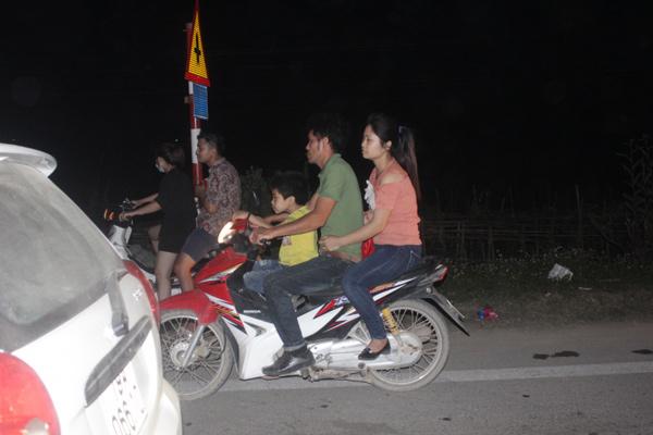 Du khách, trẻ nhỏ ngủ vạ vật ngoài trời trong đêm chờ khai mạc giỗ Tổ Hùng Vương - 8