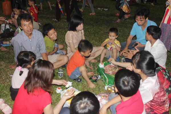 Du khách, trẻ nhỏ ngủ vạ vật ngoài trời trong đêm chờ khai mạc giỗ Tổ Hùng Vương - 9