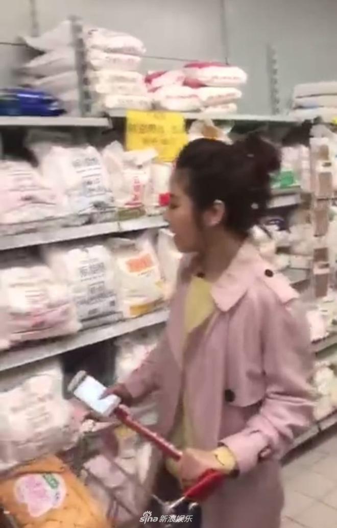 Lúng túng khi chọn đồ trong siêu thị, Lâm Tâm Như bị chê không phải amp;#34;mẹ bỉm sữaamp;#34; đảm - 3