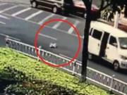 Tin thế giới - Em bé rơi khỏi ô tô đang chạy trên đường, bố mẹ không hề hay biết