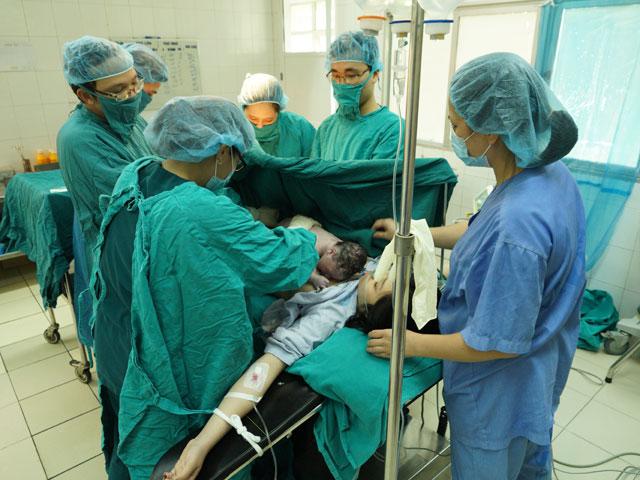 Những chuyện dở khóc dở cười của bác sĩ BV Phụ sản sau cánh cửa phòng đẻ mổ