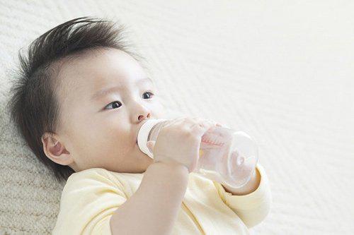 Trẻ sốt về đêm: Thực hiện ngay 4 bước bác sĩ Nhi khuyên giúp con cắt ngay cơn sốt - 5