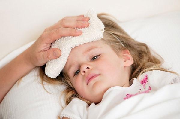 Trẻ sốt về đêm: Thực hiện ngay 4 bước bác sĩ Nhi khuyên giúp con cắt ngay cơn sốt - 2