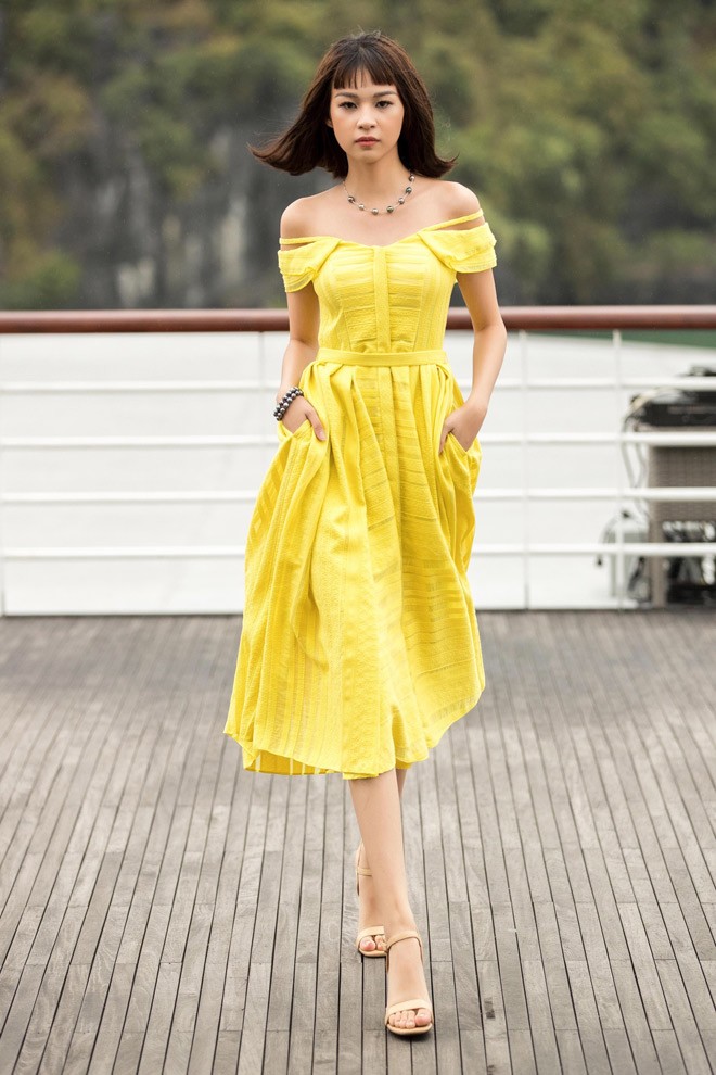 NTK Lê Thanh Hoà bảo vệ da cho dàn mẫu khi trình diễn giữa nắng gió vịnh Hạ Long - 1