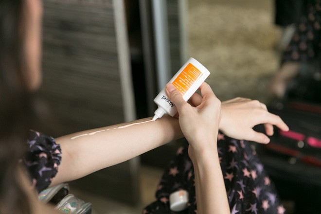 NTK Lê Thanh Hoà bảo vệ da cho dàn mẫu khi trình diễn giữa nắng gió vịnh Hạ Long - 5