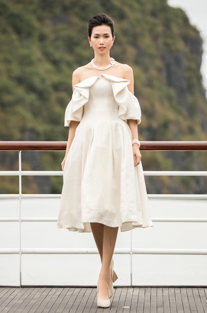 NTK Lê Thanh Hoà bảo vệ da cho dàn mẫu khi trình diễn giữa nắng gió vịnh Hạ Long - 7