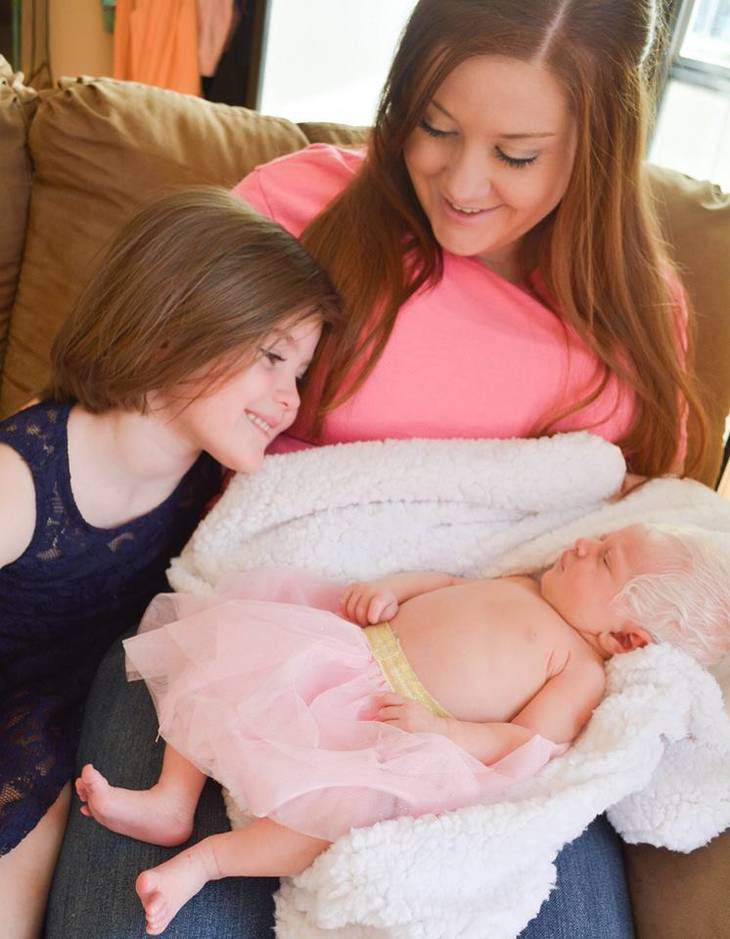 Câu chuyện cảm động về bé sơ sinh có mái tóc bạc trắng nhưng xinh như nàng công chúa - 7