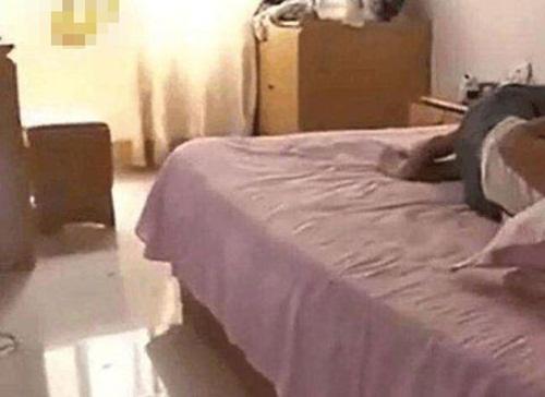 Tên trộm háo sắc, đang trộm thì ngủ với vợ người khác - 2