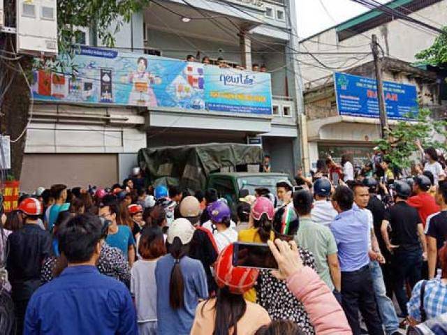 Hàng trăm người dân vây kín ngôi nhà nghi tụ điểm Hội thánh Đức Chúa Trời Mẹ