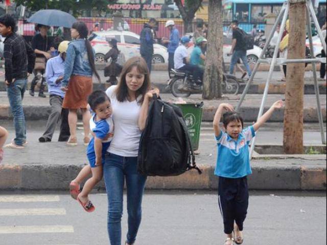 Bến xe Hà Nội khá vắng vẻ, Sài Gòn hàng nhìn người chôn chân dưới đường về nghỉ lễ 30/4