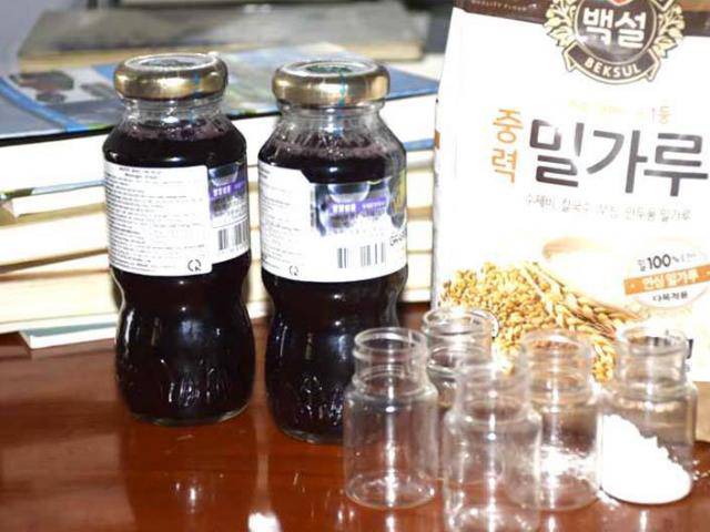 Cận cảnh nước đỏ, bột màu để pha nước thánh cho người tham gia Hội thánh Đức Chúa Trời