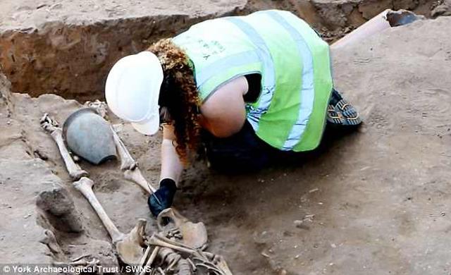 Bí ẩn hàng chục thi thể bị chôn vùi dưới hồ bơi khách sạn suốt nhiều năm - 2