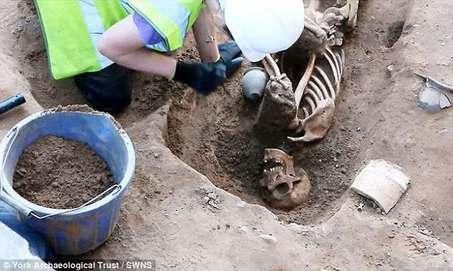 Bí ẩn hàng chục thi thể bị chôn vùi dưới hồ bơi khách sạn suốt nhiều năm - 4