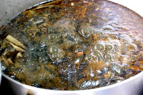 Bún cua - đặc sản của phố núi Pleiku, nhiều khách vừa ăn vừa bịt mũi - 2