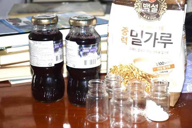 Cận cảnh nước đỏ, bột màu để pha amp;#34;nước thánhamp;#34; cho người tham gia amp;#34;Hội thánh Đức Chúa Trờiamp;#34; - 4