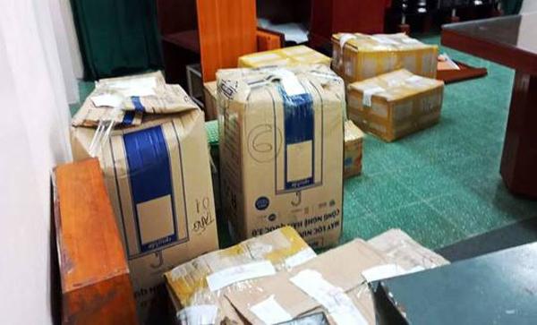 Cận cảnh nước đỏ, bột màu để pha amp;#34;nước thánhamp;#34; cho người tham gia amp;#34;Hội thánh Đức Chúa Trờiamp;#34; - 2