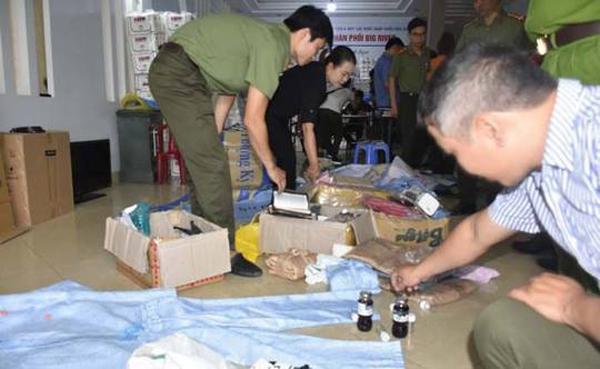 Cận cảnh nước đỏ, bột màu để pha amp;#34;nước thánhamp;#34; cho người tham gia amp;#34;Hội thánh Đức Chúa Trờiamp;#34; - 3