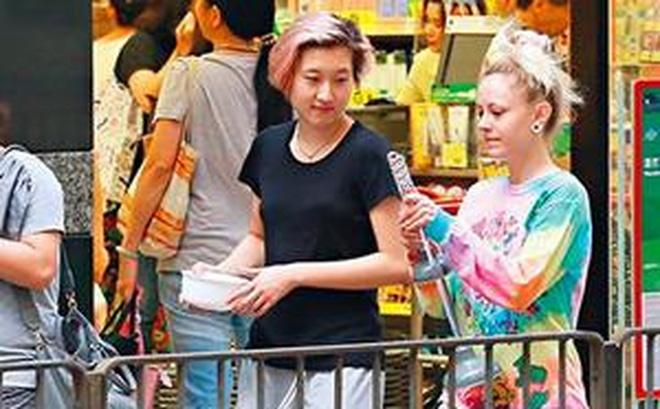 Con rơi Thành Long trốn sang Canada cùng người tình đồng giới lớn hơn cả chục tuổi - 5