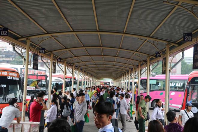 Bến xe Hà Nội khá vắng vẻ, Sài Gòn hàng nhìn người amp;#34;chôn chânamp;#34; dưới đường về nghỉ lễ 30/4 - 1
