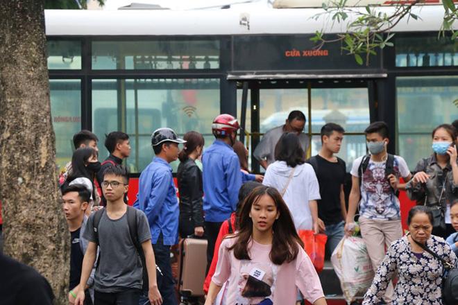 Bến xe Hà Nội khá vắng vẻ, Sài Gòn hàng nhìn người amp;#34;chôn chânamp;#34; dưới đường về nghỉ lễ 30/4 - 7