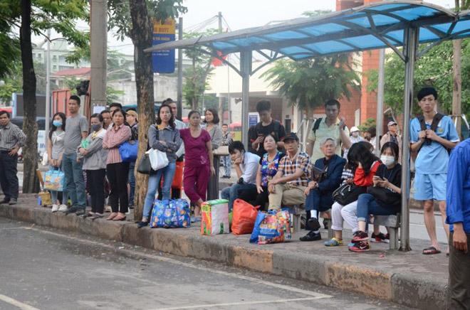 Bến xe Hà Nội khá vắng vẻ, Sài Gòn hàng nhìn người amp;#34;chôn chânamp;#34; dưới đường về nghỉ lễ 30/4 - 3