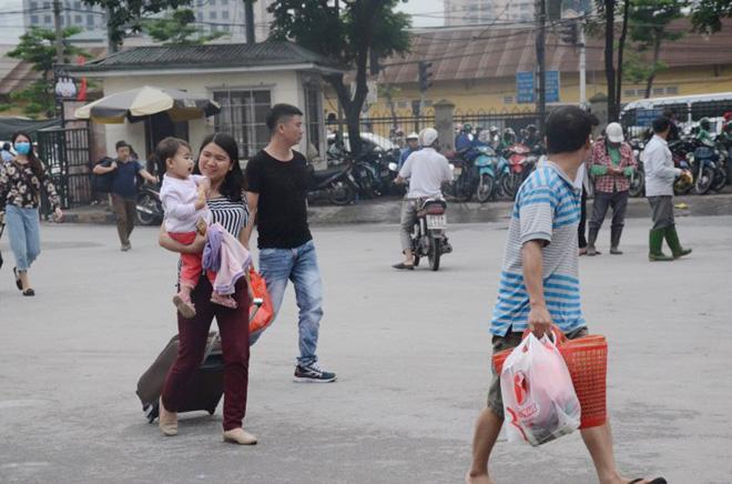 Bến xe Hà Nội khá vắng vẻ, Sài Gòn hàng nhìn người amp;#34;chôn chânamp;#34; dưới đường về nghỉ lễ 30/4 - 6