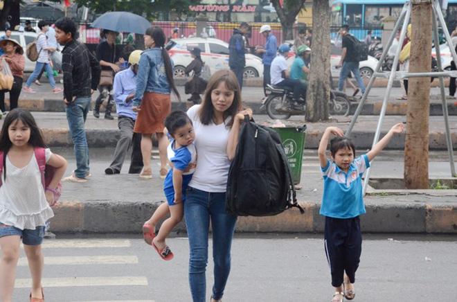 Bến xe Hà Nội khá vắng vẻ, Sài Gòn hàng nhìn người amp;#34;chôn chânamp;#34; dưới đường về nghỉ lễ 30/4 - 5