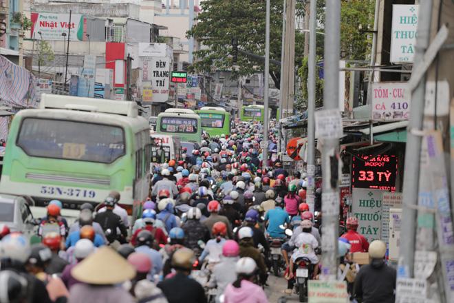 Bến xe Hà Nội khá vắng vẻ, Sài Gòn hàng nhìn người amp;#34;chôn chânamp;#34; dưới đường về nghỉ lễ 30/4 - 8