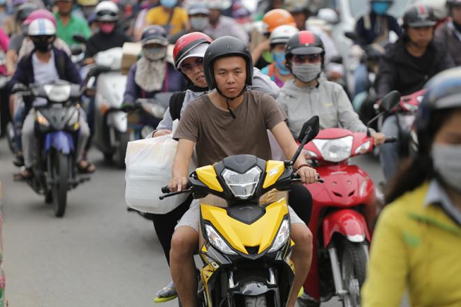 Bến xe Hà Nội khá vắng vẻ, Sài Gòn hàng nhìn người amp;#34;chôn chânamp;#34; dưới đường về nghỉ lễ 30/4 - 10