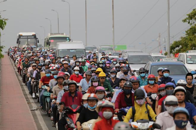 Bến xe Hà Nội khá vắng vẻ, Sài Gòn hàng nhìn người amp;#34;chôn chânamp;#34; dưới đường về nghỉ lễ 30/4 - 9