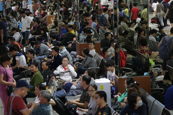 Bến xe Hà Nội khá vắng vẻ, Sài Gòn hàng nhìn người amp;#34;chôn chânamp;#34; dưới đường về nghỉ lễ 30/4 - 11